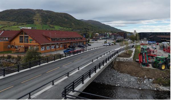 Den nye Ålma bru i Oppdal sentrum. Brua ble åpnet for trafikk 13. august og har offisiell åpning fredag 18. september. Foto: Trøndelag fylkeskommune.