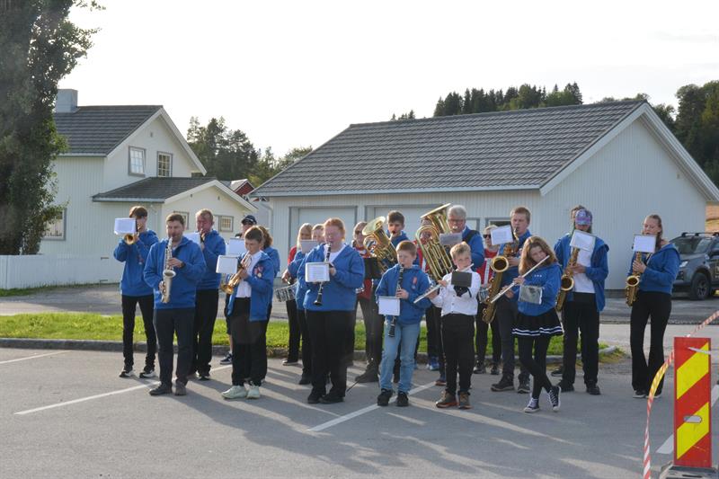 Binde skolekorps sto for de musikalske innslagene.