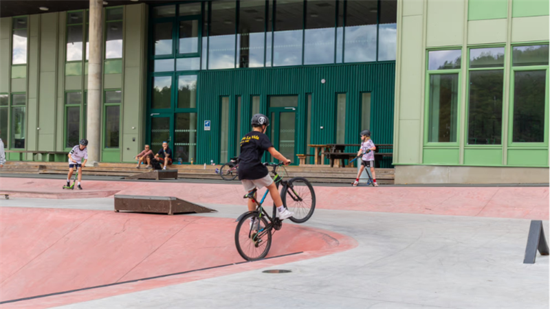 Bilde av skateanlegget ved Botngård barne- og ungdomsskole.