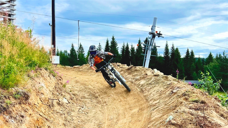 Bilde av person på BMX-sykkel i Vassfjellet.
