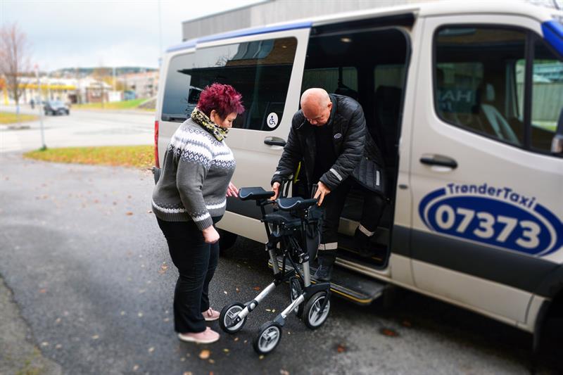 Bilde av drosjesjåfør og bruker av TT- ordningen i Trøndelag. Foto: Mona Jønvik Andersson