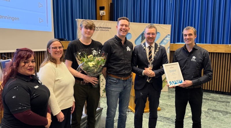 eFiKS Gaming fikk inkluderingsprisen under fylkestinget i Steinkjer 10. desember. (F.v.) Patricia Serrano-Gonzalez, Lill-Tonje Brekstad-Korsvik, Even Finnes Nordfjellmark, Bent Nordfjellmark, fylkesordfører Tomas Iver Hallem  og Guttorm Tysdal. Foto: Bjørn Langli/Trøndelag fylkeskommune.