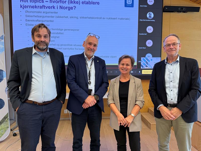 Gruppebilde av: Asgeir Tomasgard (NTNU) , fylkesdirektør Carl-Jakob Midttun, May Thorseth (NTNU) og Lars Petter Maltby (Prosess21).