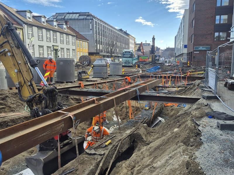 Bildet viser kabel som ble funnet og hengt opp.